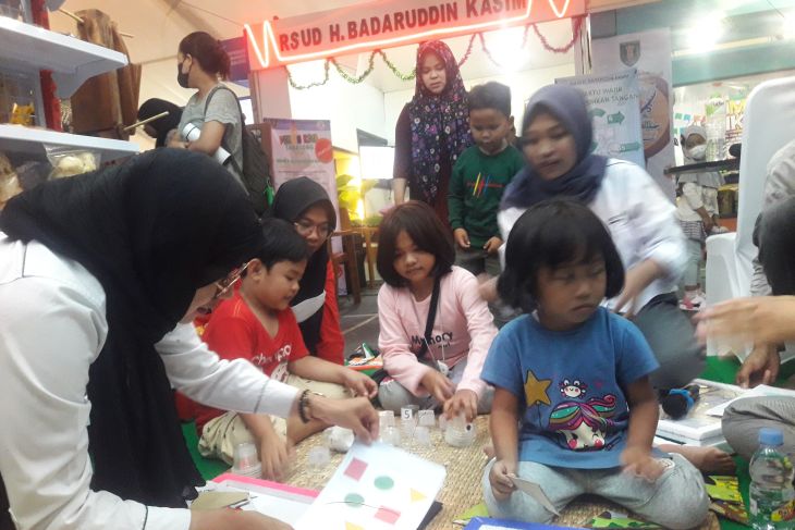 Asyiknya bermain sambil mengenal literasi kesehatan di Stand Adaro