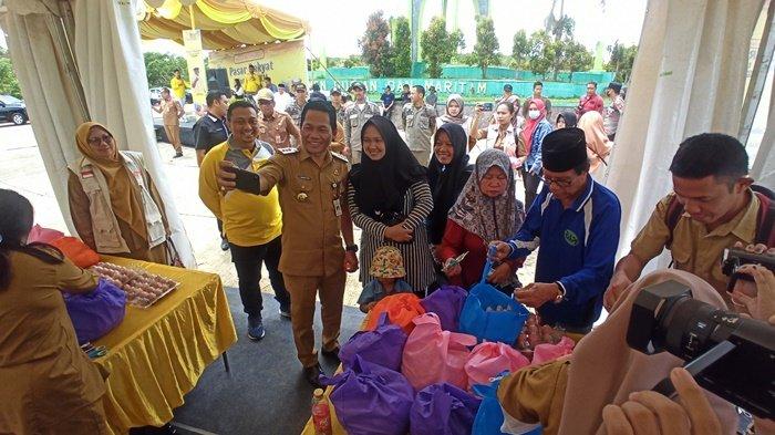 Pasar Rakyat di Tugu Bahari Balangan Diserang Warga, 1.200 Paket Sembako Habis – Banjarmasin Post