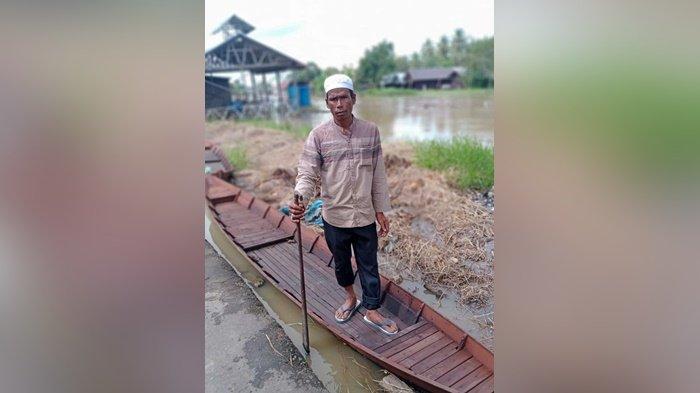 Warga Pulantani Kabupaten Hulu Sungai Utara Terima Perahu dari Dinas Sosial HSU Pos Banjarmasin