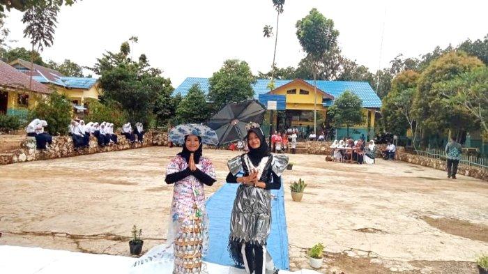 Ibarat Model, Siswa SMPN 3 Batumandi Adu Penampilan di Catwalk Lomba Kreasi Barang Bekas – Banjarmasin Post