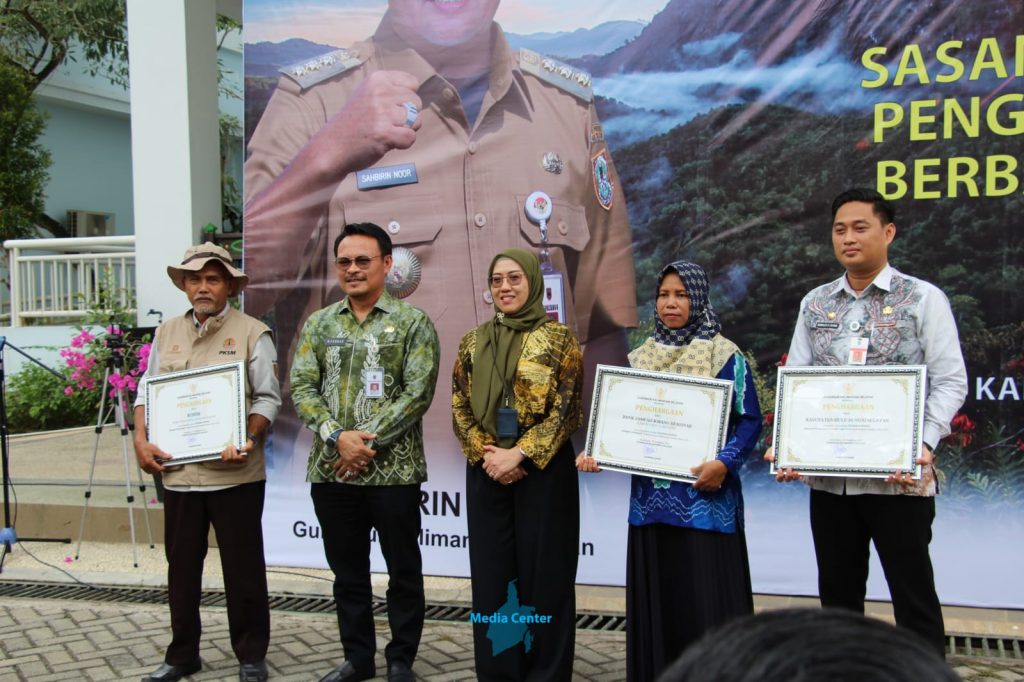 DLH Kalsel Berikan Aneka Penghargaan Lingkungan Kepada Masyarakat Banua – Kalimantan Live
