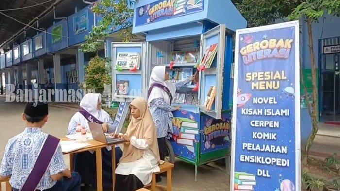 Gerobak Baca di Perpustakaan SMPIT AL Khair Barabai, Siswa Bisa Membaca Buku Sambil Ngemil