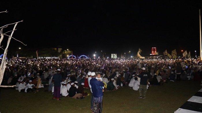 Habib Syech Hadir di Tapin, Ribuan Warga Antusias Penuhi Halaman Kantor Bupati