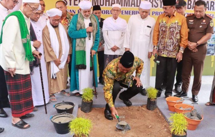 Paman Birin Lantun Selawat Saat Peletakan Batu Pertama Masjid Agung Syekh Muhammad Arsyad Al-Banjari