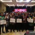 Walikota Banjarbaru dan Walikota Banjarmasin menerima penghargaan Kota Hak Asasi Manusia
