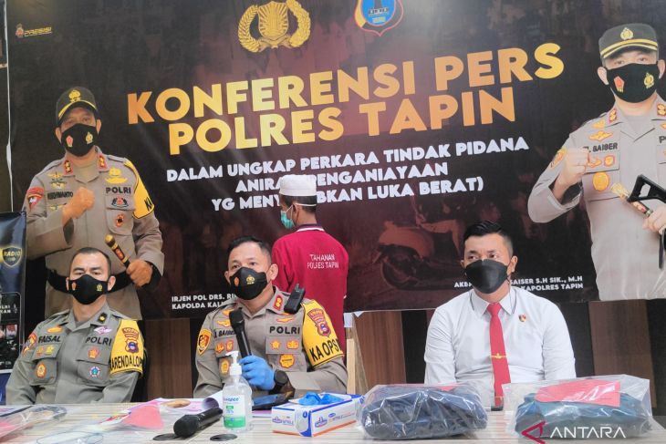 Polres Tapin menyampaikan fakta kasus seorang ayah yang melindungi anaknya dari penyerangan pria bersenjata