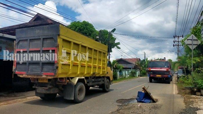 Beberapa Jalan Berlubang Akibat Banjir di Kabupaten Hulu Sungai Utara, Kalimantan Selatan – Pos Banjarmasin