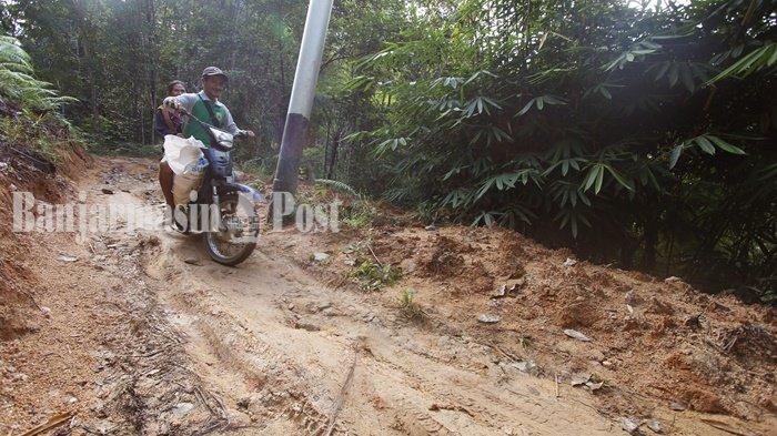 Warga Sering Terjatuh di Jalan Kedayang Loksado Kabupaten HSS, Ini Harapan Warga – Banjarmasin Post