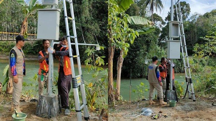 Pasang Detektor Banjir di Desa Alat HST, Ketinggian Air Sungai Akan Terpantau di CCTV