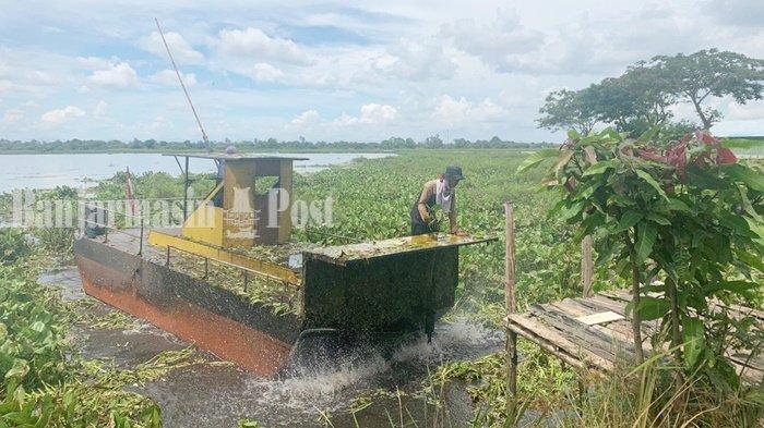 Dinas Perhubungan Kabupaten Hulu Sungai Utara Akan Uji Coba Kapal Pembasmi Gulma – Pos Banjarmasin