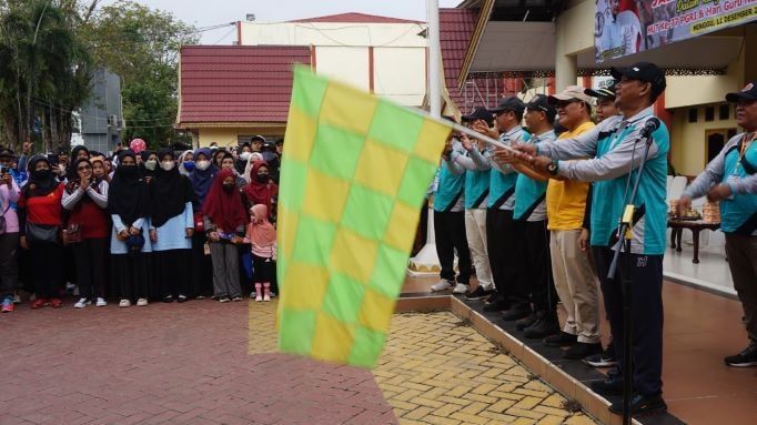 Jalin Gathering, PGRI HSU Gelar Jalan Sehat Berhadiah