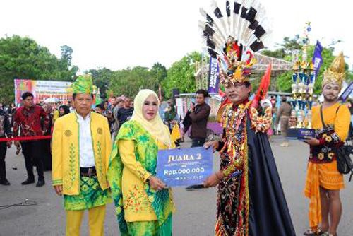 Pengunjung Antusias Menyaksikan Parade Karnaval Budaya Tapin