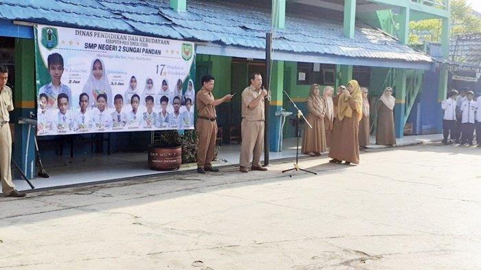 Siswa SMPN 2 Sungai Pandan HSU Kabupaten Penghafal Al-Qur’an mendapatkan penghargaan