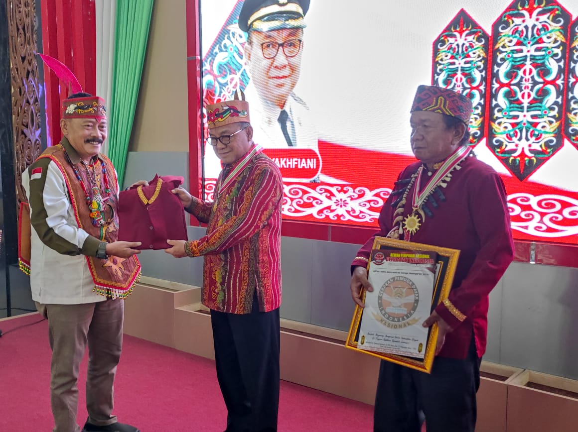 Gerdayak Indonesia Berikan Medali Kehormatan Kepada Bupati Tabalong |  Koran Kontras