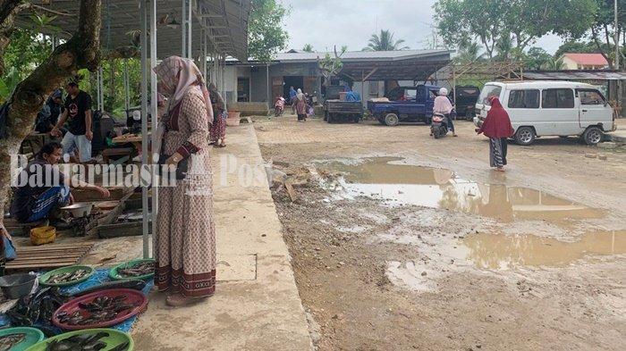 Penjual Ikan di Pasar Modern Adaro Kabupaten Balangan Keluhkan Jalan Berlumpur dan Minimnya Pendapatan – Banjarmasin Post