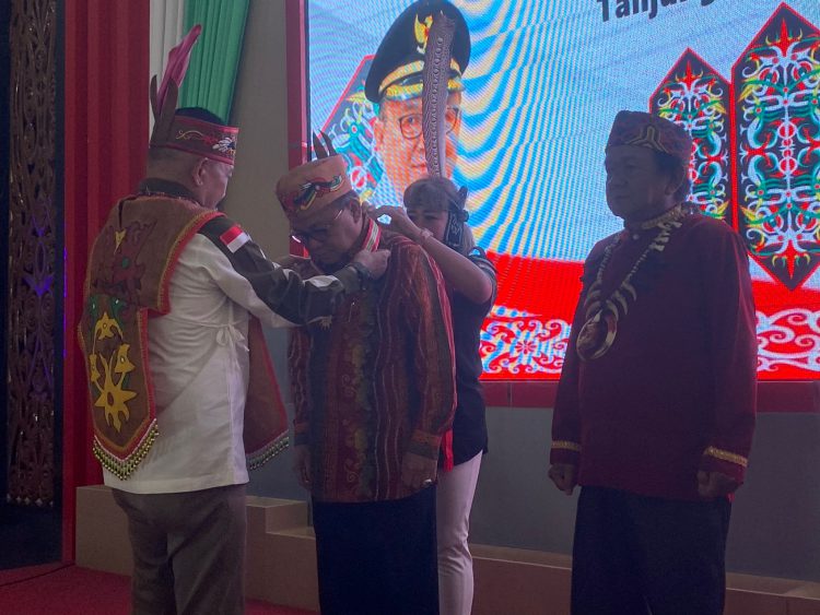Penghargaan Tertinggi, Gerdayak Indonesia Berikan Medali Kehormatan kepada Bupati Tabalong