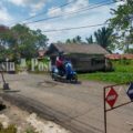 Amblesan jalan di Teluk Sari, Kabupaten Hulu Sungai Utara, menyebabkan pengendara sering terjatuh