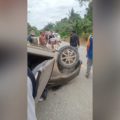 Ban pecah, Minibus menabrak mobil lain dan terguling di Jalan Nasional Wirang, Kabupaten Tabalong