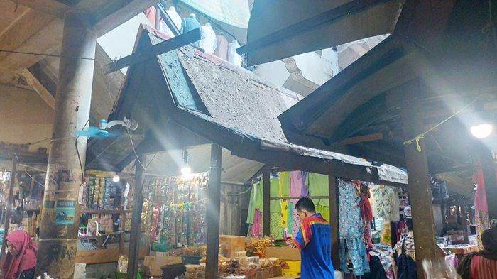 Lantai satu Pasar Induk Amuntai, Kabupaten Hulu Sungai Utara, selalu becek saat hujan turun