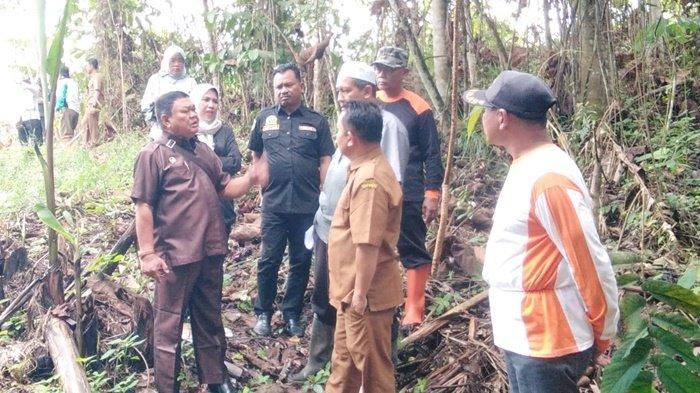 Namun, kepala desa menyampaikan keinginan warga untuk adanya puskesmas ke DPRD Kabupaten Tabalong