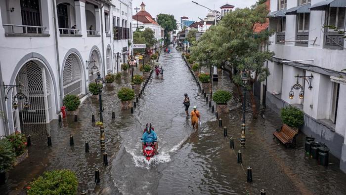 ‘Tradisi’ Banjir Tahun Baru dan Pentingnya Kesadaran Menjaga Lingkungan