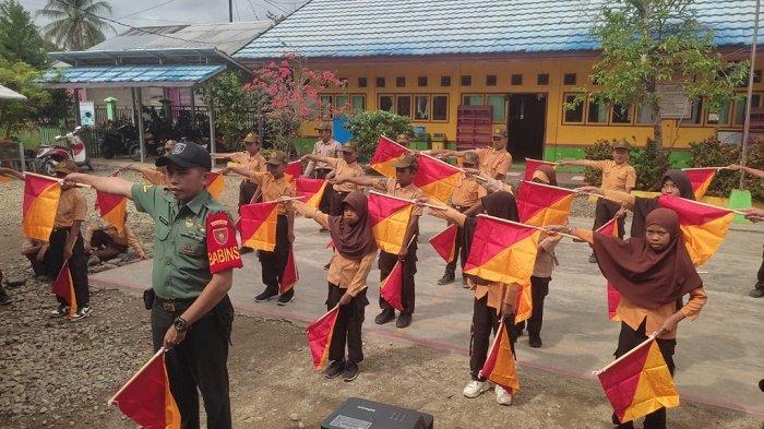 Siswa SDN 1 Samhurang HST diajarkan Keterampilan Semaphore.  Babinsa Ini Sampaikan Manfaatnya