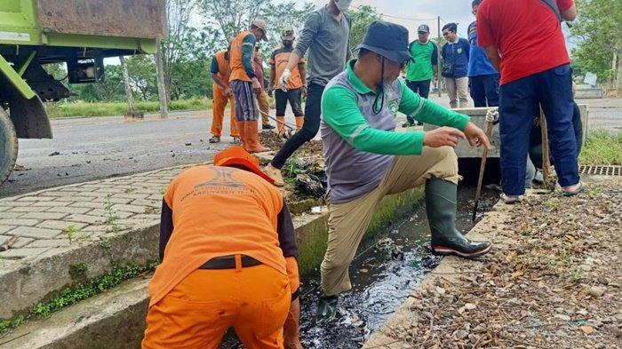 Mendekati Kajian Adipura, Dinas Lingkungan Hidup Kabupaten Tapin Memperbaiki Drainase ke TPA