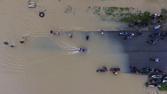 Aktivitas Warga di Sampang Madura Lumpuh Akibat Banjir di 5 Desa