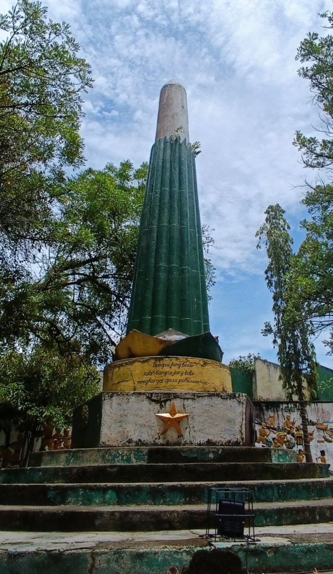 Belajar Sejarah dari Relief Monumen Amuntai