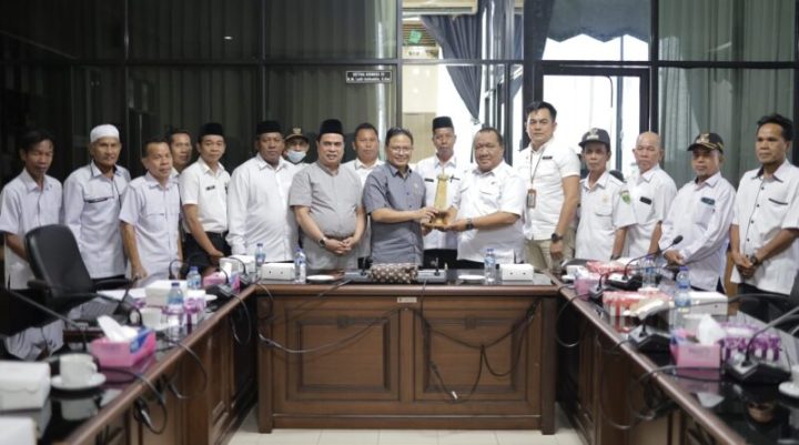Lurah Banua Lawas, Tabalong Curhat Soal Infrastruktur ke Komisi IV DPRD Provinsi Kalsel