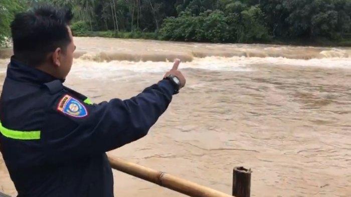 Hujan Semalam Air Sungai Manggasang Naik HST, Jalan Desa Paran di Balangan Rusak Akibat Longsor – Tribun Kalteng