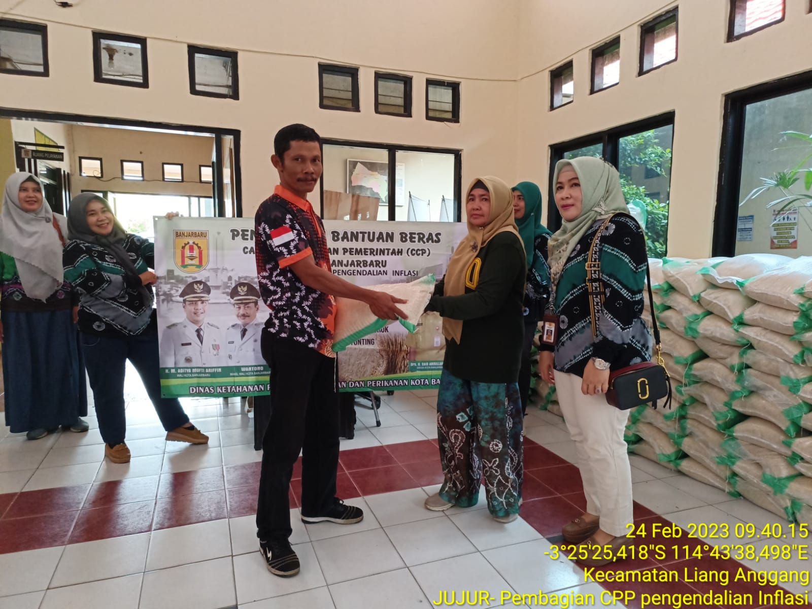 Walikota Aditya Salurkan Bantuan Beras untuk Masyarakat, Banjarbaru Status Siaga – Kalimantan Channel