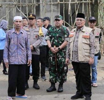 Bupati HSS Serahkan Bantuan Untuk Warga Terdampak Banjir Bandang – Liputan4 Online