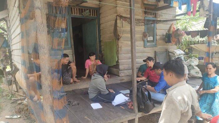 Petugas Pantarlih Pilkada 2024 Kunjungi Dusun Terpencil di Tabalong, Akses Sulit Lewati