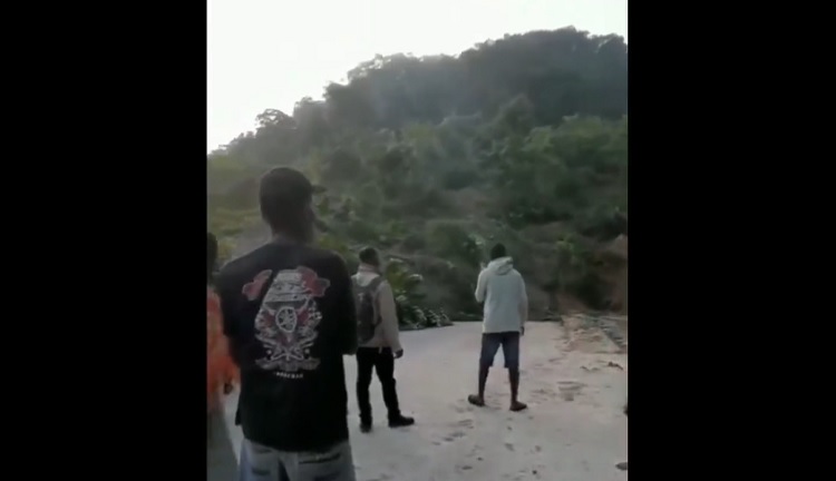 Video Viral Gunung Bergeser Menutup Jalan di Desa Takari, Kabupaten Takari, NTT, Begini Reaksi Netizen