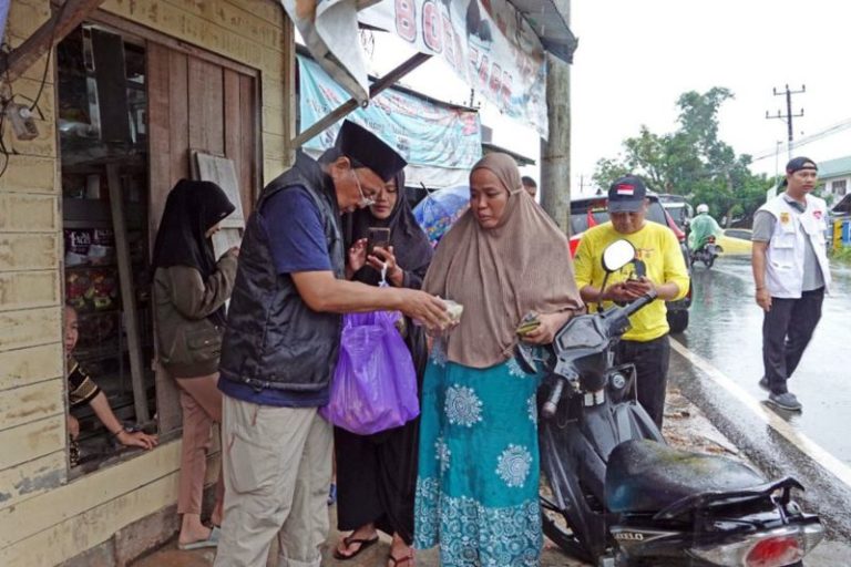 Om Birin mengunjungi warga terdampak banjir di Cempaka Banjarbaru