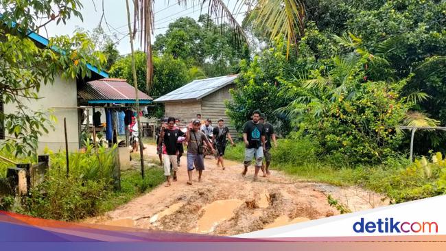 Warga RS di Kalbar membentang 8 km memakai sarung karena jalannya sulit
