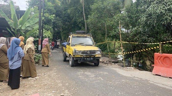 Tim Sekretariat Provinsi Pantau Jalan Rusak Parah di Desa Paran Posko Banjarmasin