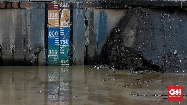 Senin Pagi Jakarta Hujan, Pintu Air Manggarai Siaga 3