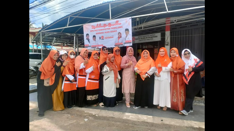 FOTO: Memasuki Bulan Ramadhan DPD PKS Kabupaten Tabalong Gelar Flashmob, Bagikan Jadwal Imsyakiah dan Bagikan Ikan Segar