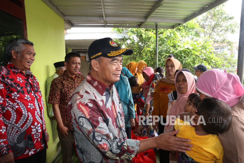 BKKBN Kalsel Ajak Instansi Jadi Bapak Asuh Anak Stunting – Republika