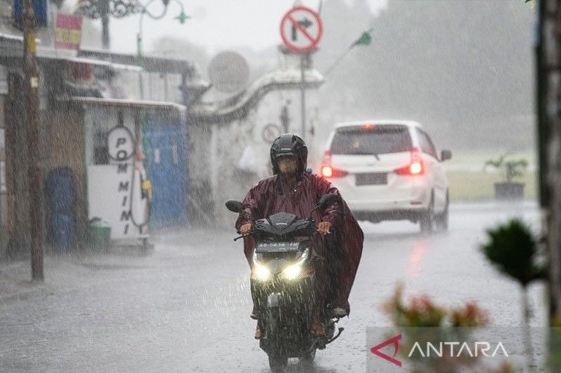 BMKG memprediksi hujan disertai petir dan angin kencang akan terjadi di wilayah Kalsel – ANTARA Kalsel