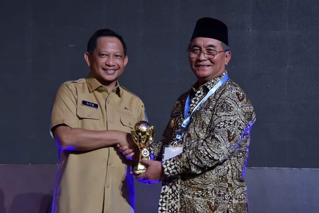 Achmad Fikry Raih UHC Award 2023 – Koran Banjar