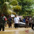 Bupati HST mengunjungi warga yang terkena dampak banjir