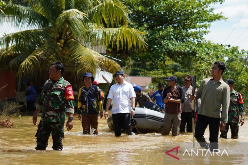 Bupati HST mengunjungi warga yang terkena dampak banjir