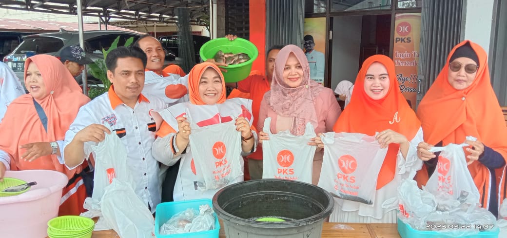 Jelang Ramadhan, PKS Tabalong Salurkan 250 Kilo Ikan Segar Kepada Masyarakat