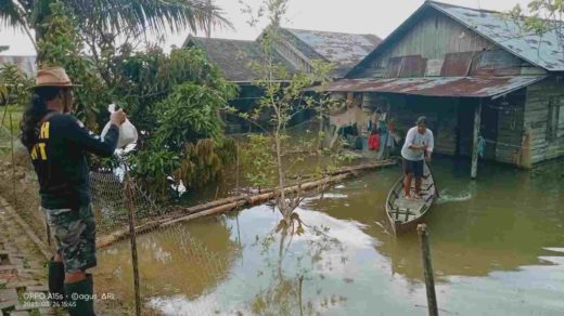 Prajurit Banjar Dalas Hangit, HST Turun Bantu Warga Desa Kayu Rabah Yang Terdampak Banjir.