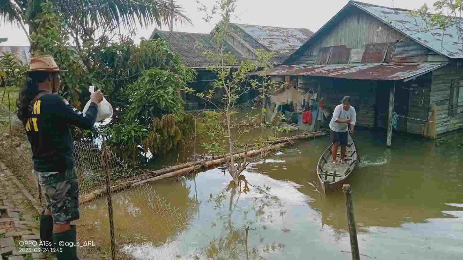 Prajurit Banjar Dalas Hangit, HST Turun Bantu Warga Desa Kayu Rabah Yang Terdampak Banjir.