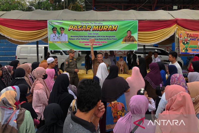 Ibu rumah tangga menyerbu pasar murah di Tapin