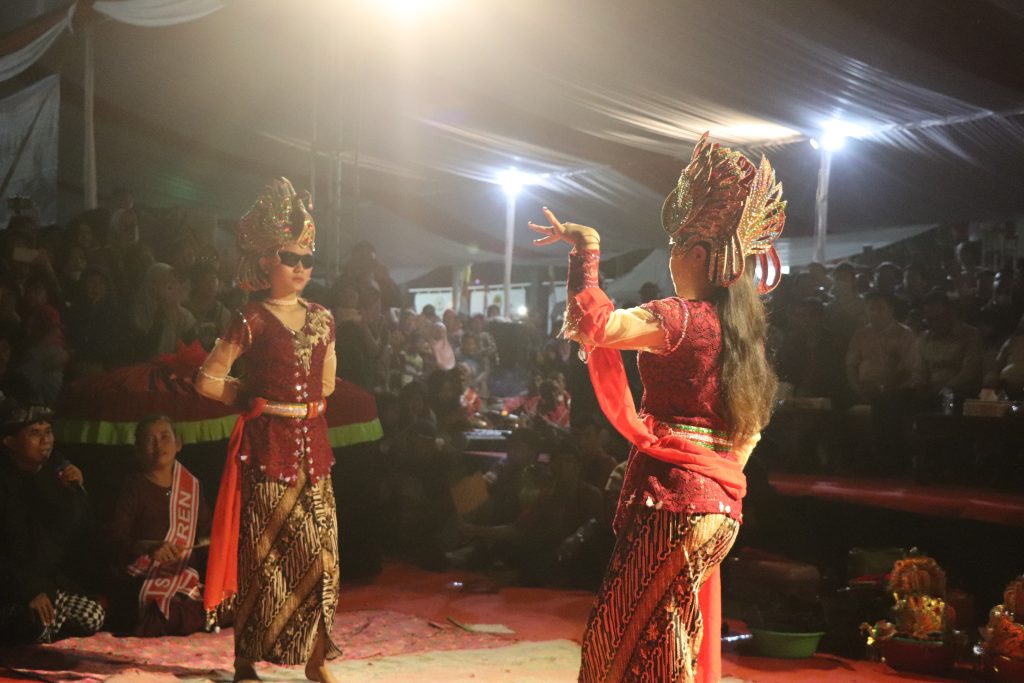 Budaya Nguri-uri, Tari Sintren Meriahkan HUT Cilacap |  Website … – cilacapkab.go.id